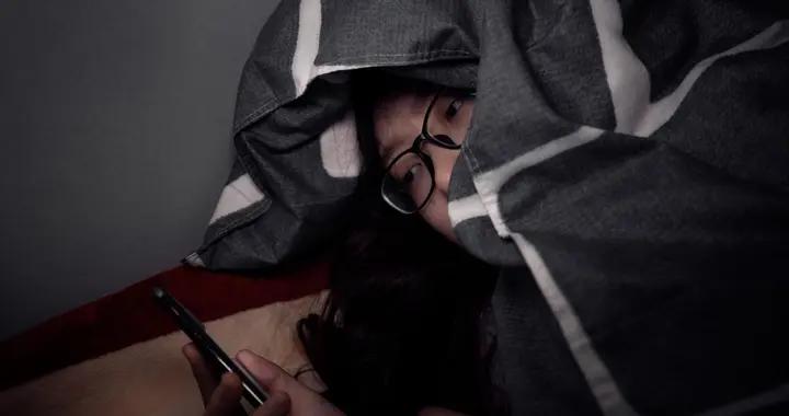 熬夜會長白髮嗎？真相是：不只是熬夜，這些習慣纔是“白髮推手”