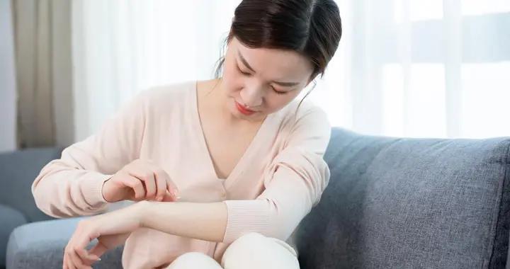 皮膚癢到睡不着？不是因爲乾燥那麼簡單，這些潛在問題要排查