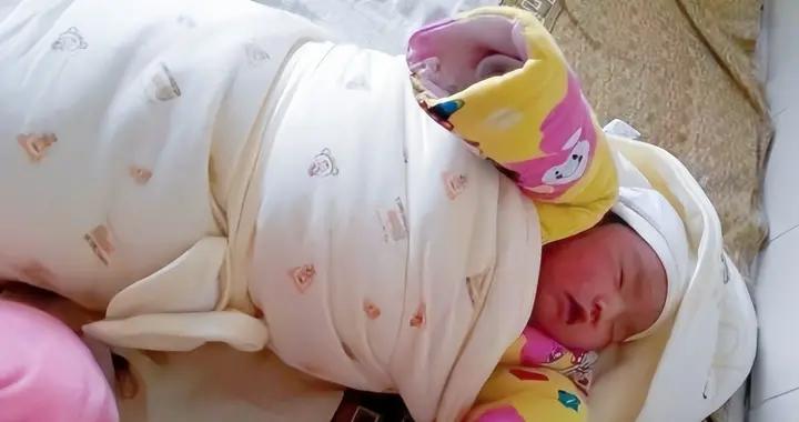 女嬰剛出生被父母拋棄，13年後養父母留百萬遺產，生母下跪求相認