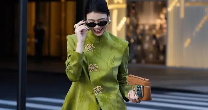 50歲穿衣講究“骨相”，春季必備新中式外套，優雅知性誰見誰誇