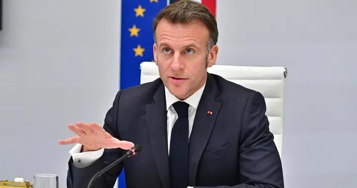 法國遭遇重大打擊，馬克龍再也抑制不住情緒，公佈了一件大事