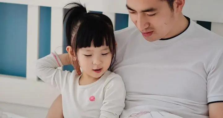 爸爸帶娃5天，兩歲女兒拉尿哭着喊痛，媽媽拉開褲子一看崩潰了