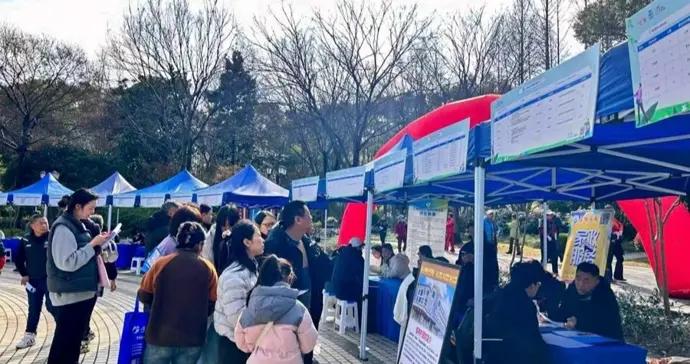 “人就沒斷過！”金山這場招聘會，67家企業送來1200多個崗位