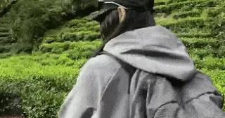 春天忽冷忽熱最難穿？這件全能款，頂你衣櫃一大半