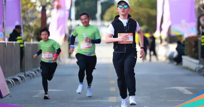 近2300名跑者湧入金山嘴漁村，不爲趕海，爲“快樂跑”！