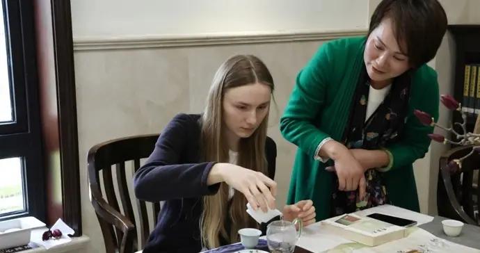 書香遇茶香！多國留學生在滬上圖書館沉浸式解鎖中國傳統文化