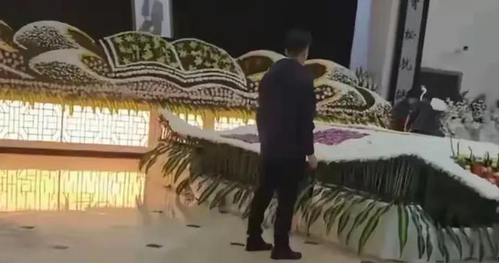 張雪峯追悼會：遺像被鮮花包裹，員工穿黑衣，女兒和奶奶讓人心疼