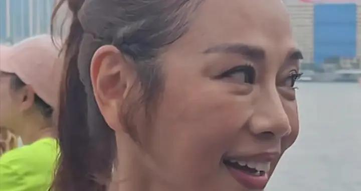 55歲陳松伶跑馬拉松，體態年輕臉卻蒼老，和小4歲林志玲像兩代人