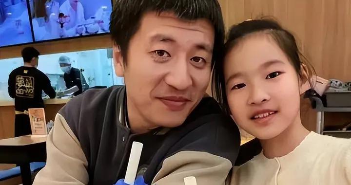 張雪峯女兒發聲悼念惹淚目，員工回應其二婚爆料，靈堂遺照已曝光