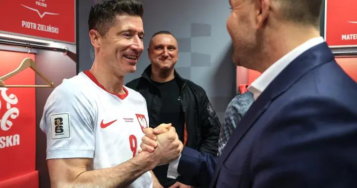 重視，波蘭總統觀戰世歐預附加賽並在賽後進入更衣室與萊萬等人互動