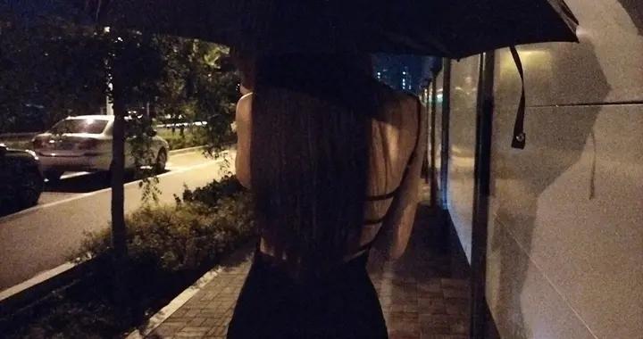 夜班回家，和陌生美女同路，被誤會是壞人，她慌亂奔跑，卻摔倒了