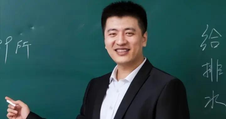 張雪峯追悼會：家屬痛哭，遺容黑眼圈遮不住，送別人羣排隊數公里