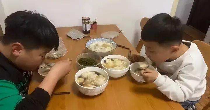 山東女子曬母子3人早餐，朋友圈火了！網友：好媽媽的典範