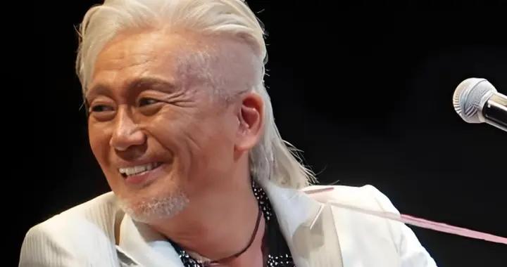 他創作了581首歌，超過50多首被巨星翻唱，香港樂壇爲之瘋狂