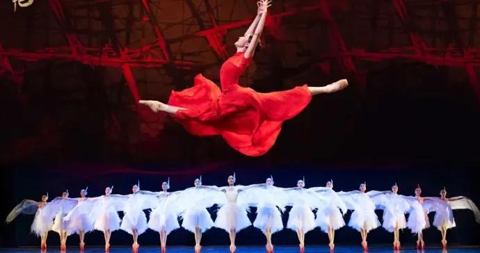 嘉陵江號子遇見黃浦江濤聲，《歸來紅菱豔》點燃申城舞臺