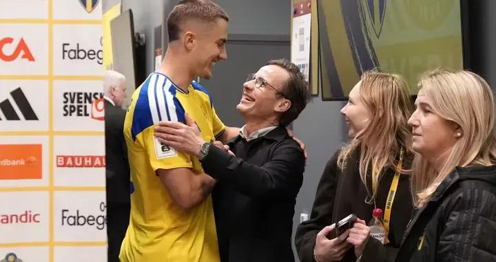 同飲慶功酒，瑞典進球功臣拉格比耶爾克賽後潑了瑞典首相一身香檳