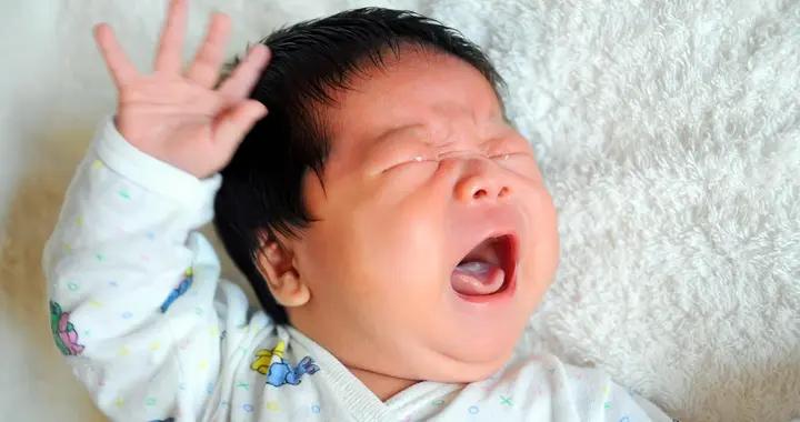 轉奶後寶寶哭鬧、便祕？正確方法大公開，輕鬆應對腸胃不適