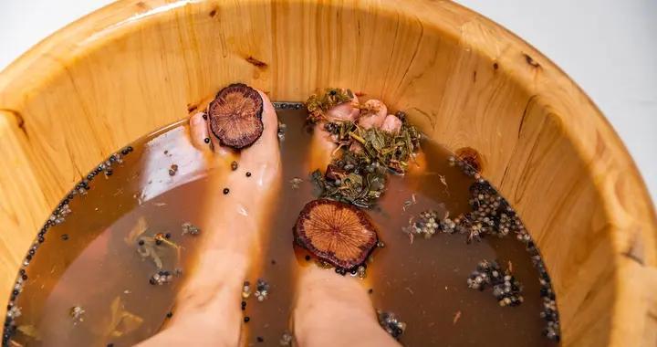 生薑花椒泡腳太絕了！手腳冰涼、關節不適都能緩解，簡單又有效