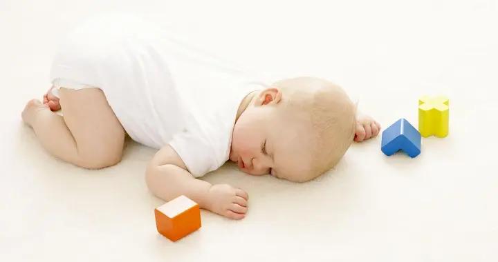 嬰兒趴着睡到底行不行？有利也有弊，做好看護、選對時機才安全