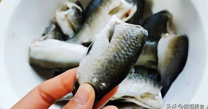 開春這魚正當時，不用複雜調料，隨手一燉，鮮香味十足！