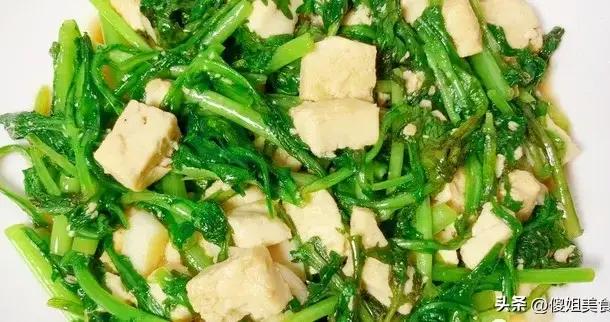 不愛炒菜，把這2樣放鍋裏一燉，嫩豆腐吸滿菜香，一口下去太滿足