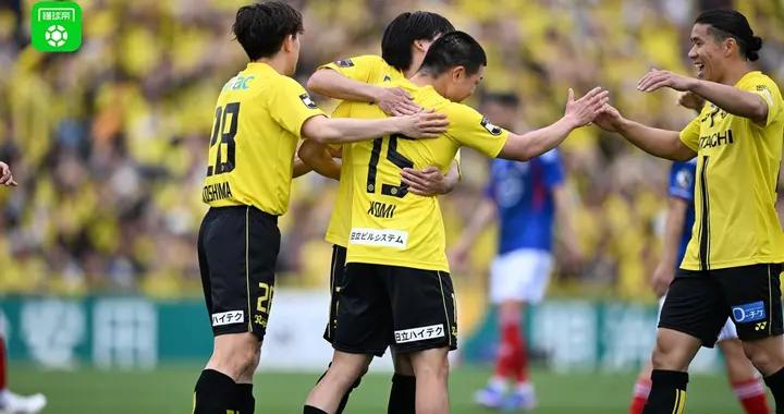 柏太陽神3-0十人橫濱水手，小見洋太點射，基尼奧內斯染紅