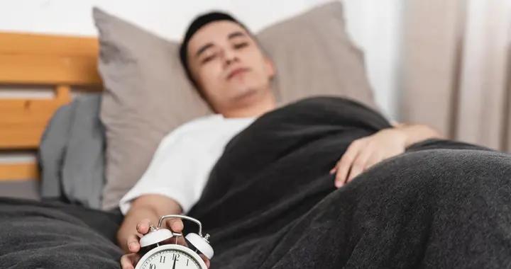 睡前放下手機吧！簡單1個小習慣，幫你卸下疲憊，一夜好眠到天亮