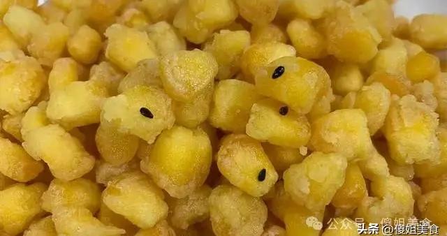 玉米放麪粉裏滾一滾，金黃酥脆，做法簡單，大人小孩都愛喫
