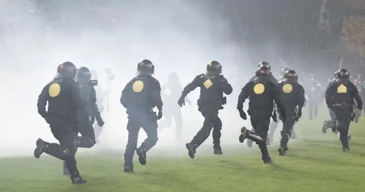 約60名德累斯頓球迷與30名赫塔球迷互擲煙火，比賽中斷20分鐘