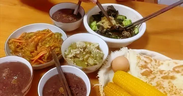 山東媳婦曬婆婆做的晚餐火了，網友：太羨慕了，還缺兒媳婦嗎？