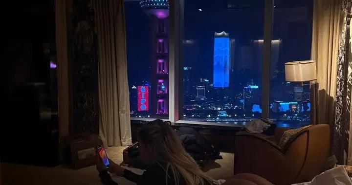 旺達社媒曬亞洲行圖集：上海酒店拍性感照片，窗外是東方明珠