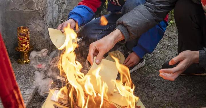 國人清明哀悼VS國外狂歡，同是紀念逝者，爲什麼國內外差異那麼大