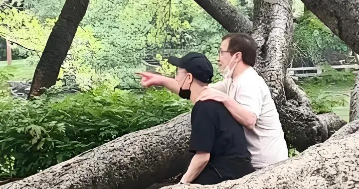 成龍72歲生日現身惠州，與兒子勾肩搭背太溫情，市長陪同規格高