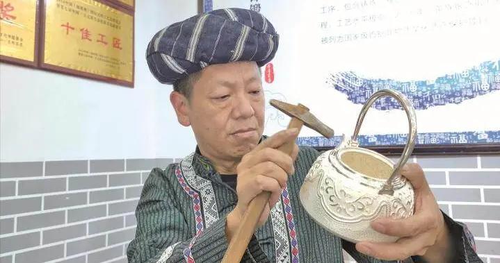 湘西夯吾苗寨：銀飾叮噹 “敲”開苗寨致富路