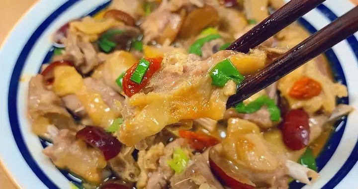 別再燉排骨了！春天喫這肉才叫香，做法簡單，鮮到骨子裏