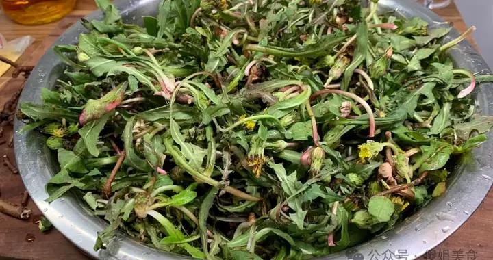 4月，遇到這菜別錯過！比薺菜還鮮嫩，農村遍地是，蒸包子喫真香