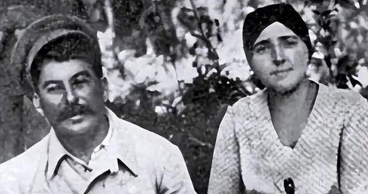 斯大林當衆扔菸頭甩妻子臉上，當天晚上，她的房間就響了槍聲