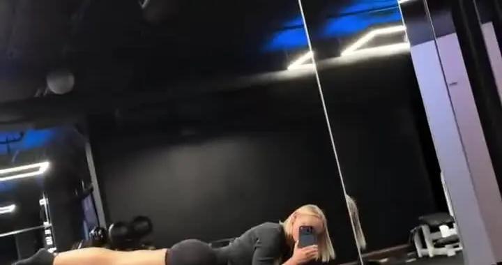 展示力量，穆德里克將女友舉起做臥推