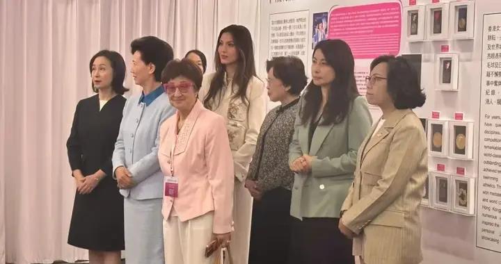 看到何超瓊和郭晶晶同框！悟了：穿衣得體、妝容淡雅纔是最好打扮