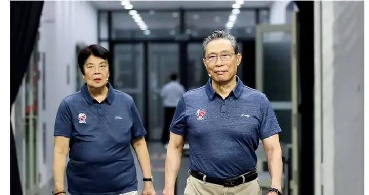 鍾南山爲90歲妻子披禮服：一句“我們家的光榮”道盡最好的家教