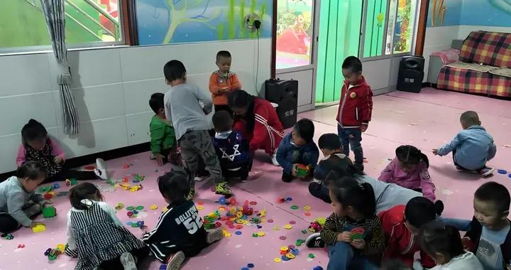 媽媽讓2歲兒子上幼兒園學知識，被園長婆婆臭罵：太知，不配當媽