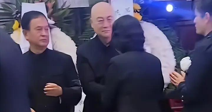 73歲遲重瑞送別妻子！憔悴哀傷瘦了好多，長子的舉動打破世俗猜忌