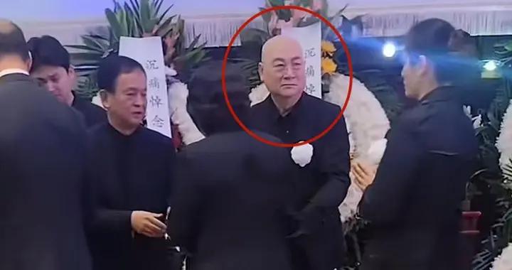 陳麗華追悼會：白巖松朱軍露面送別，遲重瑞雙眼無神 瘦到令人心疼