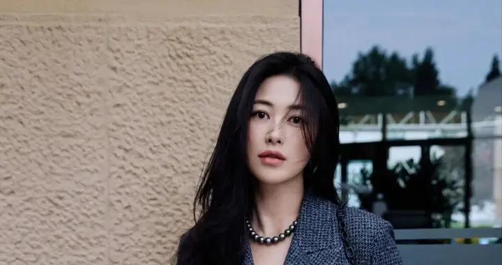 朱珠帶火了“假上班”穿搭，西裝+半身裙+樂福鞋，看起來優雅高級