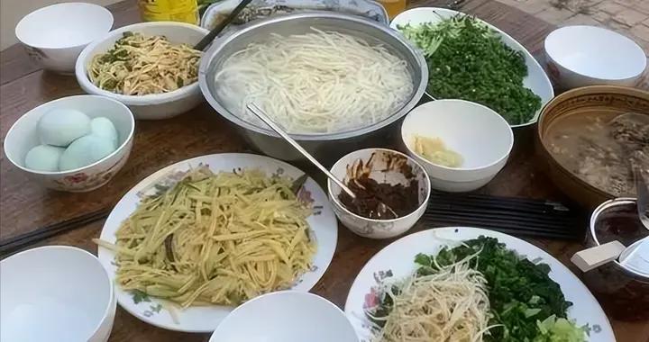 山東媳婦曬婆婆做的午餐麪條飯火了，網友：接地氣，看着就好喫！
