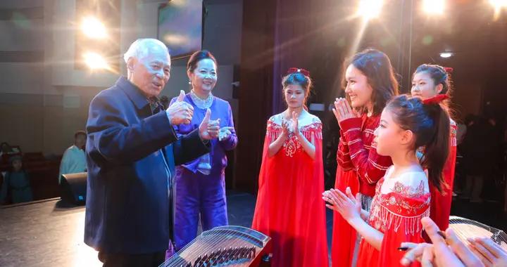 四代箏人以箏音傳情，奏響92歲作曲家何佔豪作品