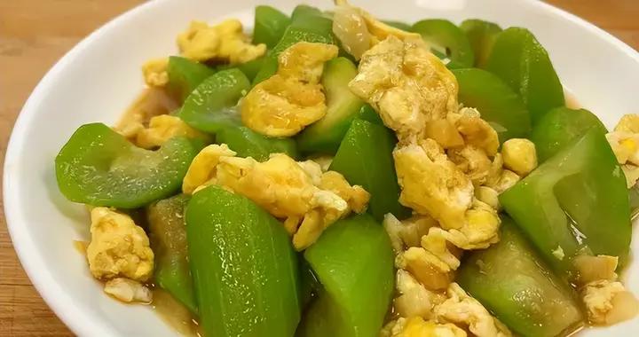 比菠菜更嫩，比油麥菜更鮮，這個時節喫它正合適，簡單一炒超下飯