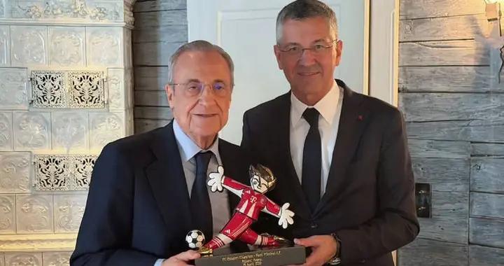 傳統環節，海納賽前與弗洛倫蒂諾會面並贈送紀念禮物