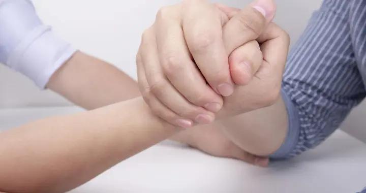 青少年手抖不是小事！除了緊張，還可能是這些潛在問題的信號