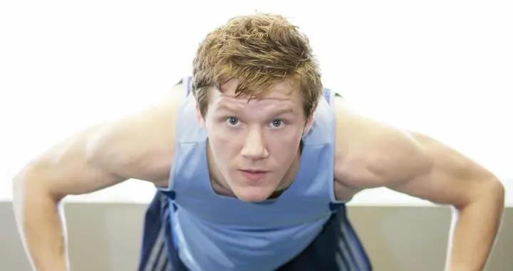 俄士兵在反坦克地雷上做俯臥撐，刺激！